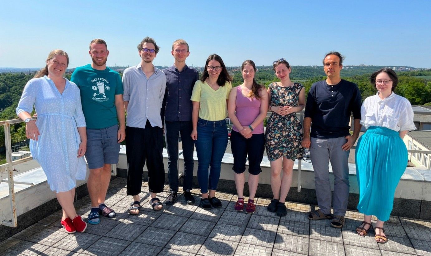 lab_int_str_bio_group_0_0.jpg